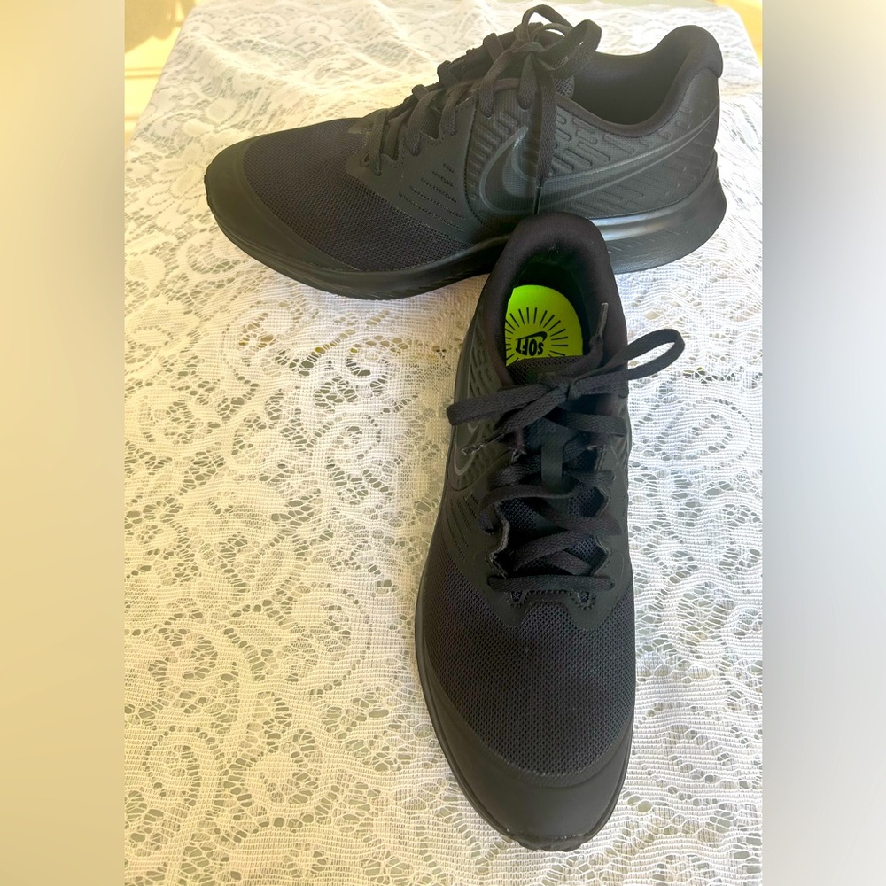 Nike NWOT Star Runner size 6Y